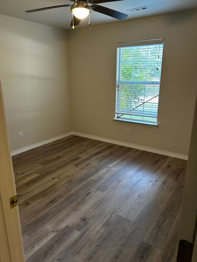 Building Photo - Pre - Leasing 3 Bedroom 2 Bath Extremely c...
