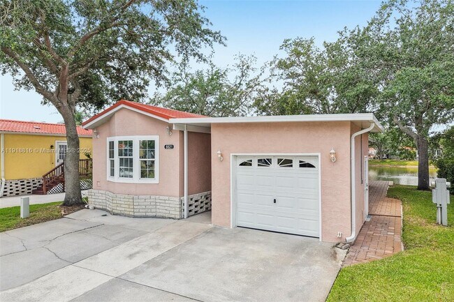 Building Photo - 6621 La Mesa Rd