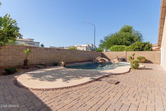 Building Photo - 208 E Devon Dr