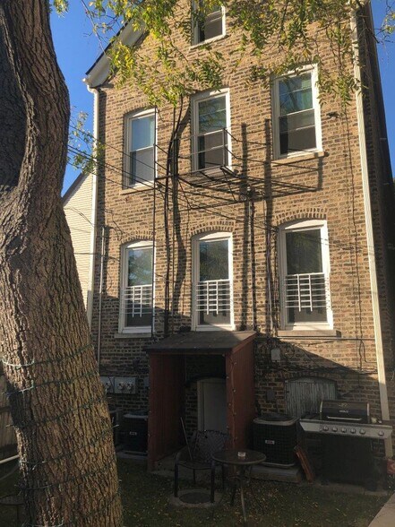 Building Photo - 2245 W Shakespeare Ave