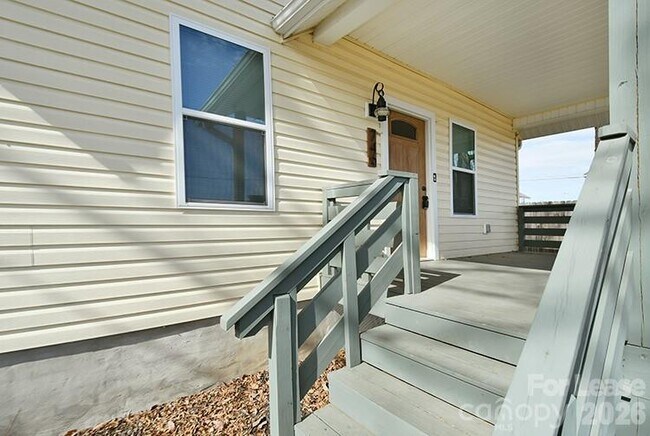 Building Photo - 746 Opal St