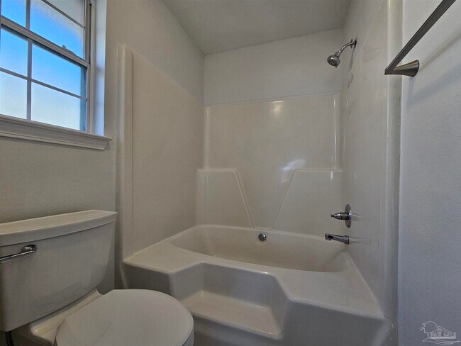 Building Photo - 28 Easton St