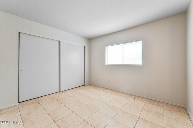 Building Photo - 1560 W Sahuaro Dr
