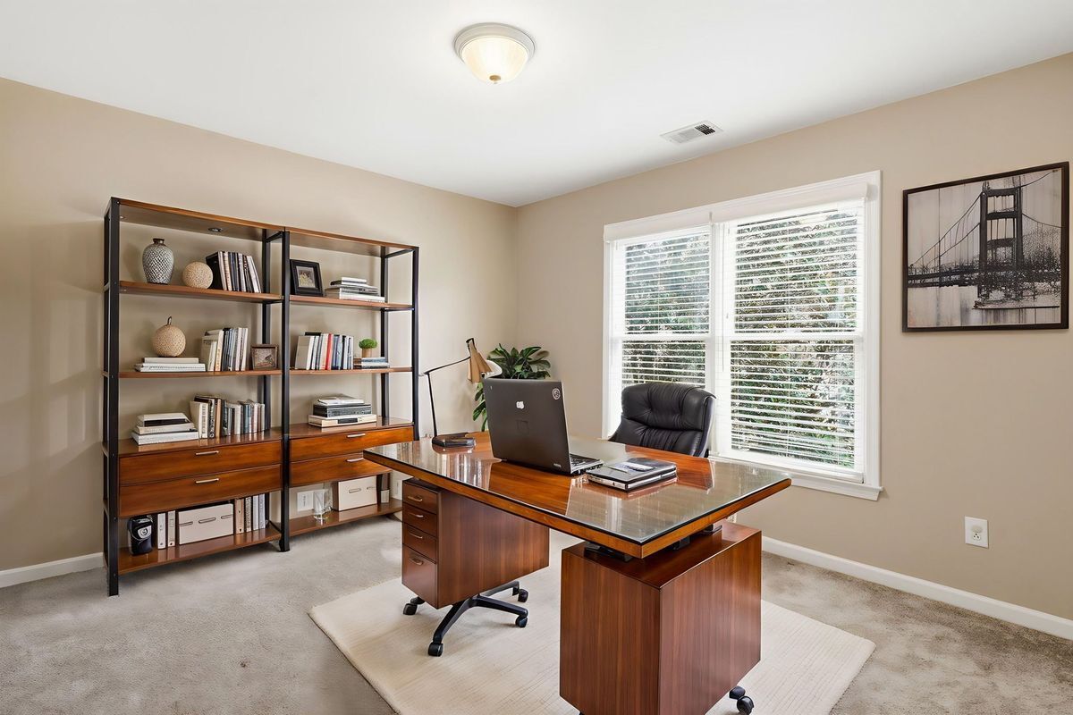 Building Photo - 310 Stoneleigh Dr SW