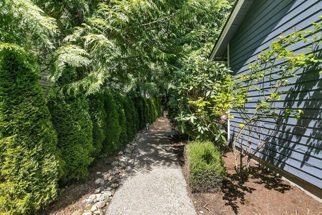 Building Photo - 3 Bedroom Sammamish Rambler in Quiet Cul d...