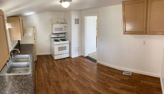 Building Photo - 1 BEDROOM MAGNA DUPLEX - GREAT PRICE!