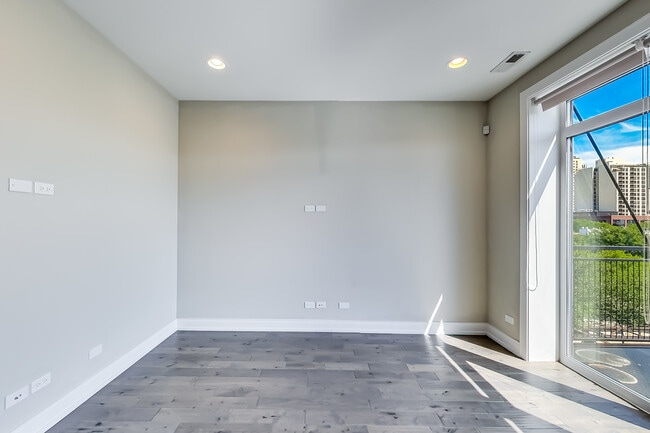 Building Photo - 317 W Evergreen Ave