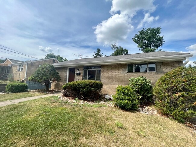Building Photo - Stunning Home - 2 Bedroom 1 Bathroom - Pit...