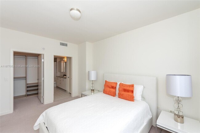 Building Photo - 999 SW 1st Ave