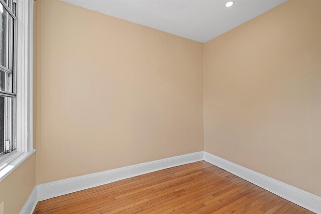 Building Photo - 276 4th St