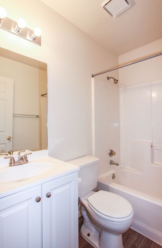 Building Photo - 8460 E Lakeshore Dr