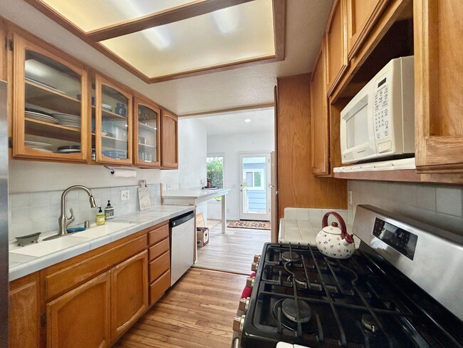 Building Photo - Spacious Beach House in South Oceanside