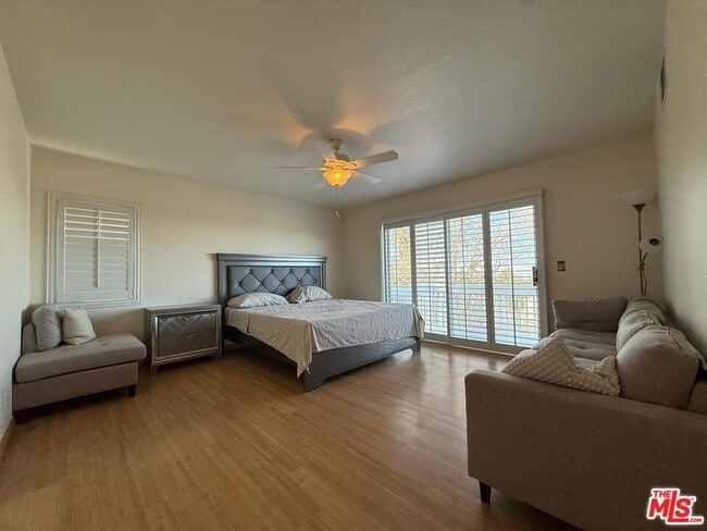 Building Photo - 719 E Ave Q10