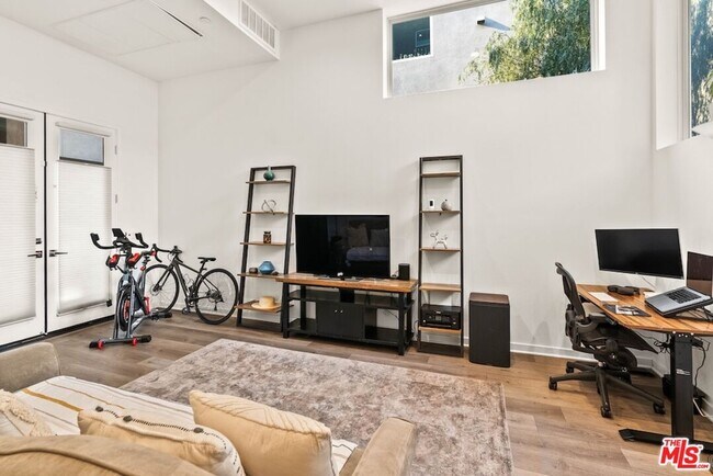 Building Photo - 3034 1/4 N Coolidge Ave