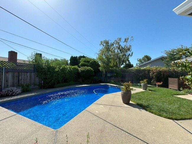 Building Photo - Stunning 3-Bedroom Home with Pool in South...