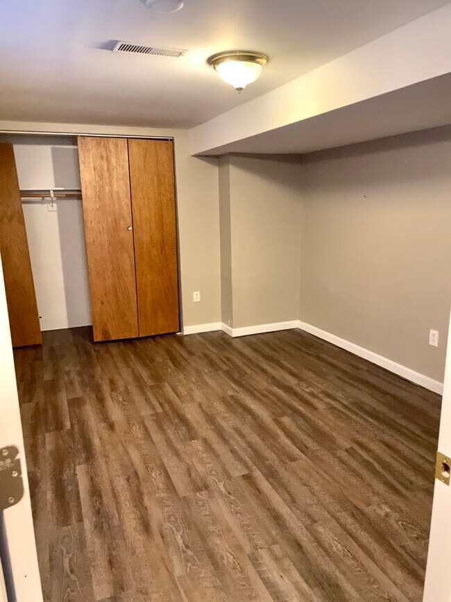 Building Photo - Spacious 3 bed/2 bath - walk to campus!