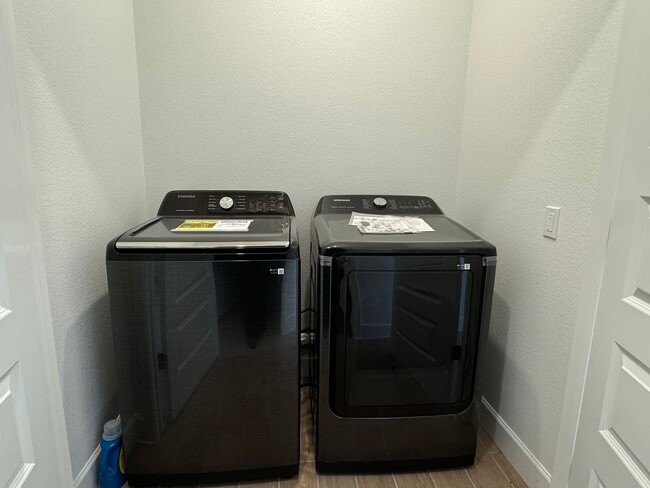 Building Photo - Avail 6/1. Solar home in 55+ gated communi...