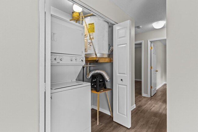 Building Photo - 1415 Plaza Pl