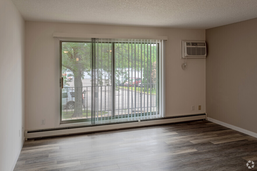 1BR, 1BA - 855 SF - Tradewinds Apartments