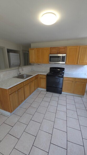 Building Photo - 86A Elm St