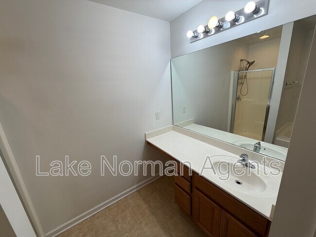 Building Photo - 15622 Troubadour Ln