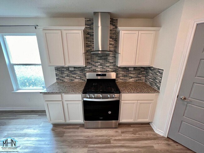 Building Photo - Beautiful 2-story 4 bed/2.5 bath home with...