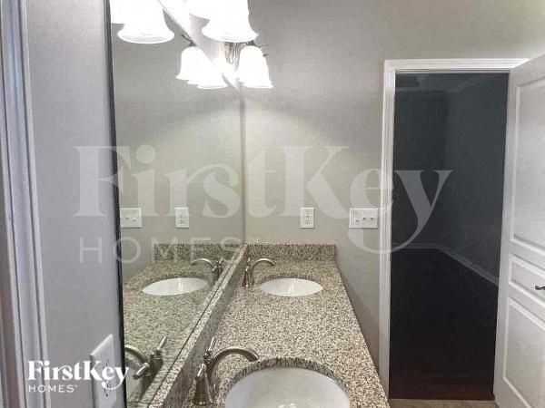 Building Photo - 956 Woodbury Rd