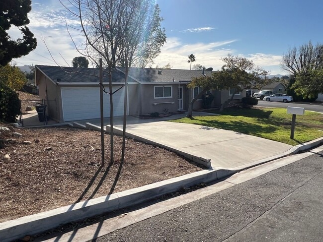 Building Photo - Thousand Oaks Living