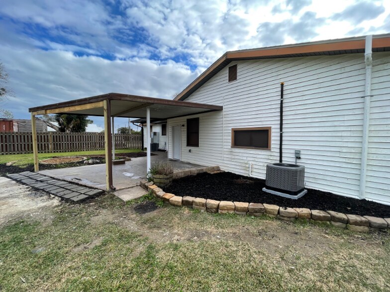 Building Photo - 1359 LA-20