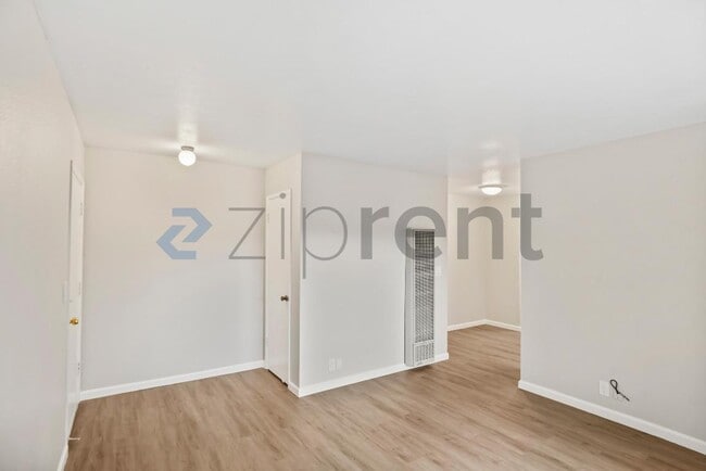 Building Photo - 1185 Meadow Ln