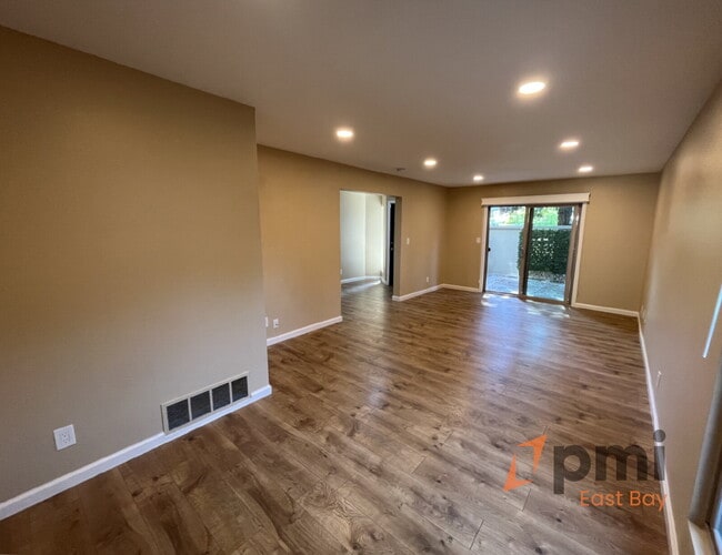 Building Photo - Stylish 2-Bedroom Townhouse in Prime Walnu...