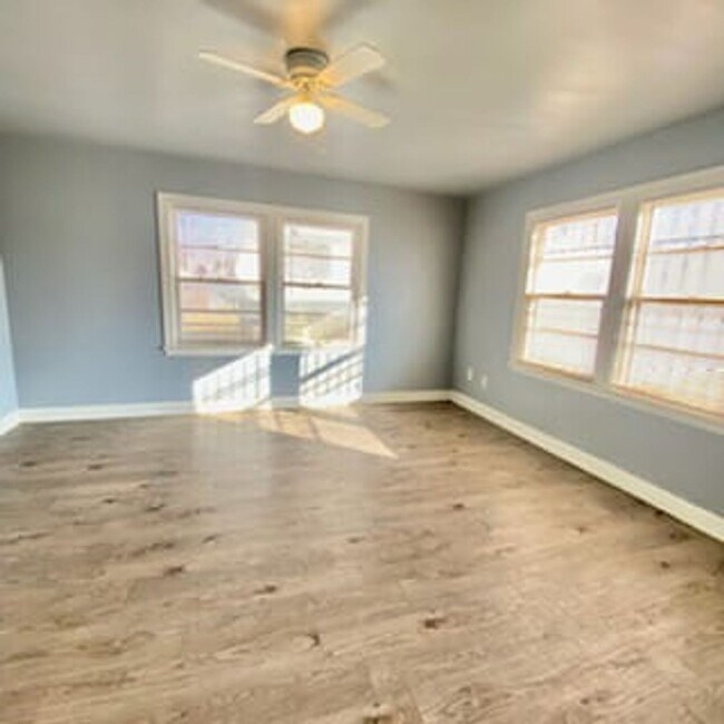 Building Photo - $0 First Month's Rent / $0 Deposit at Move-in