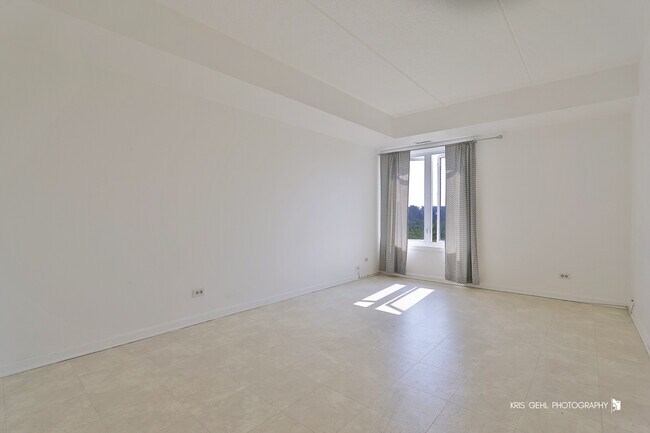 Building Photo - 12900 W Heiden Cir