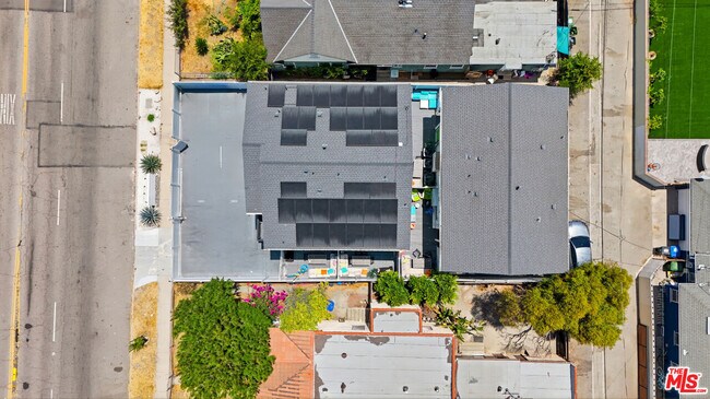 Building Photo - 5855 Vineland Ave
