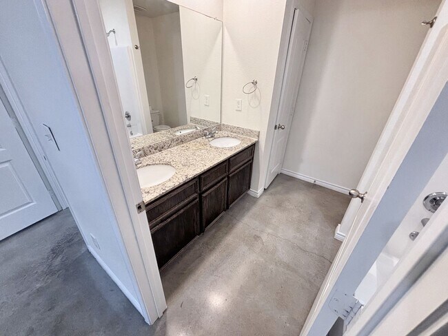 Building Photo - Modern 3-Bedroom Single-Story Home with St...