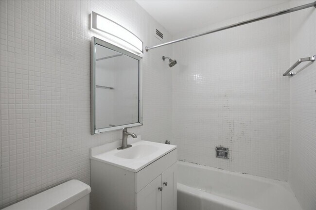 Building Photo - 1700 E 56th St