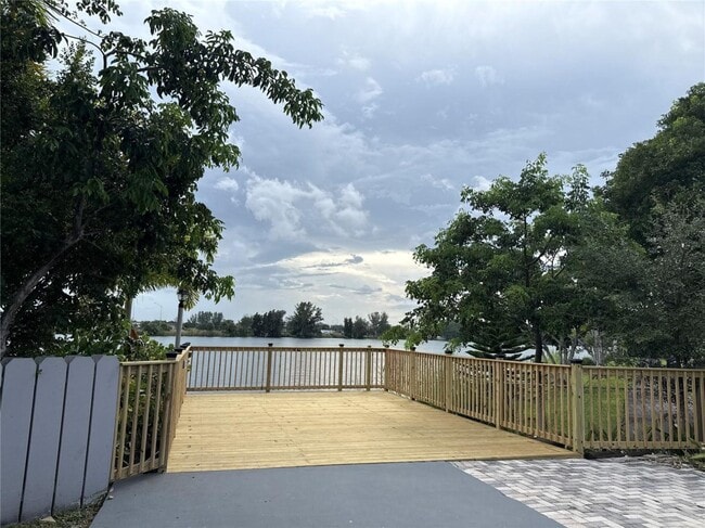 Building Photo - 900 Crystal Lake Dr