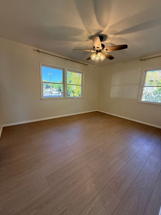 Building Photo - 3Bd House w/ HUGE Yard + RV Parking + New Appliances!