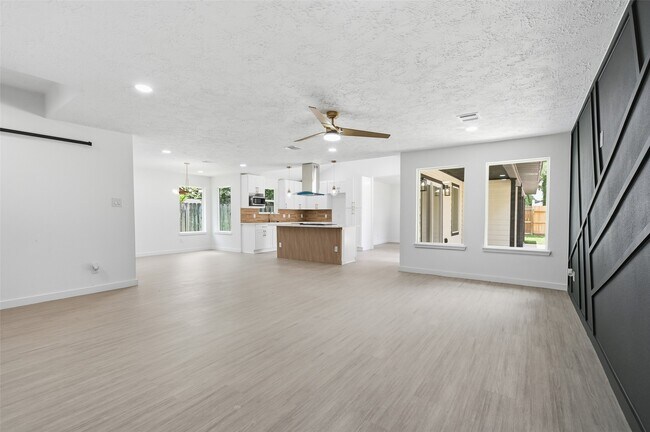 Building Photo - 25402 Thistlewaite Ln
