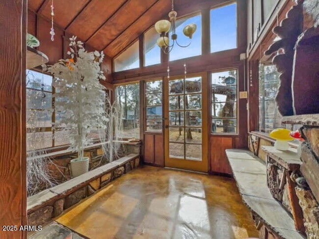 Building Photo - 100 E Glade Ln