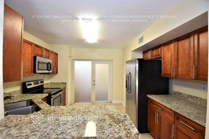 Building Photo - 1095 SW 135th Pl