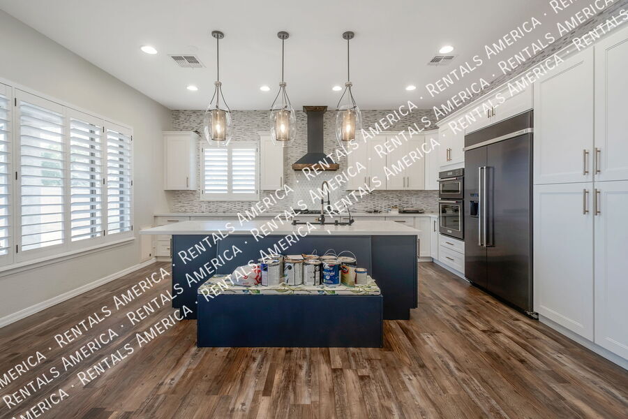 Building Photo - 374 W Azalea Dr