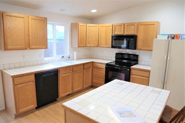 Building Photo - Clean 3 bed 2 bath Large Garage Open Living Area