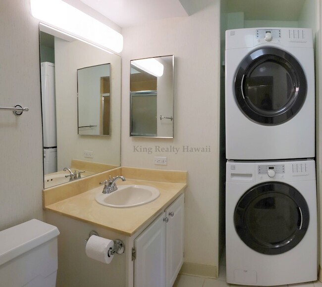 Building Photo - *VERY CLEAN 1 br / 1 bath w/Den(small offi...