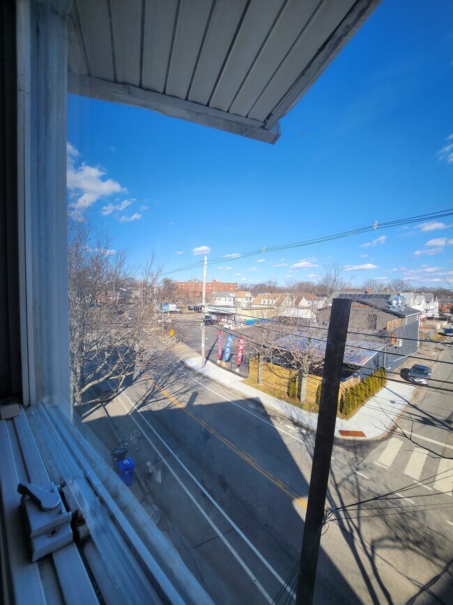 Building Photo - 366 Douglas Ave