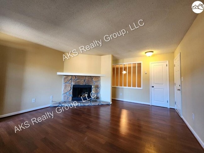 Building Photo - 1108 Chapel Creek Dr