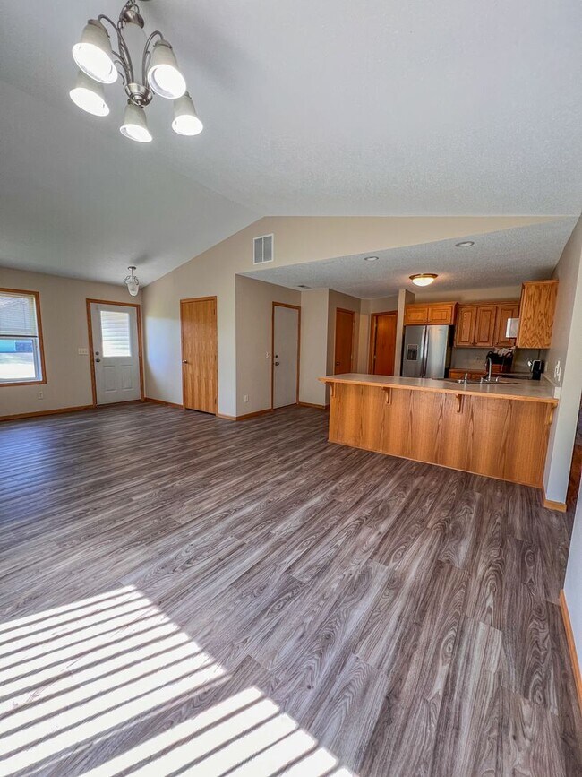 Building Photo - 2 Bedroom, 1.5 Bath Town Home