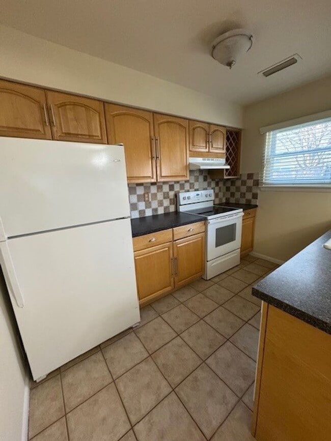 Building Photo - Adorable 3 Bedroom 2 Bath Home w/one car attached garage