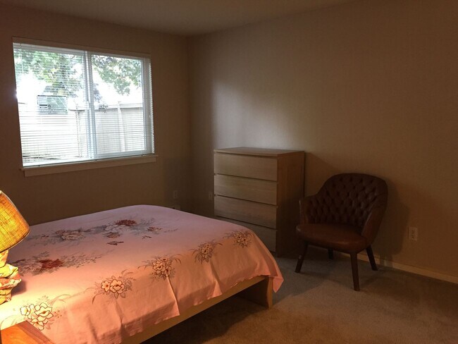 Building Photo - Charming 2-Bedroom, 1-Bathroom Condo in Prime Factoria Location