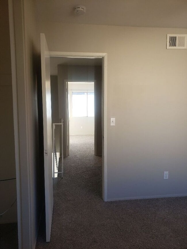 Building Photo - Well Appointed Condo with private yard!